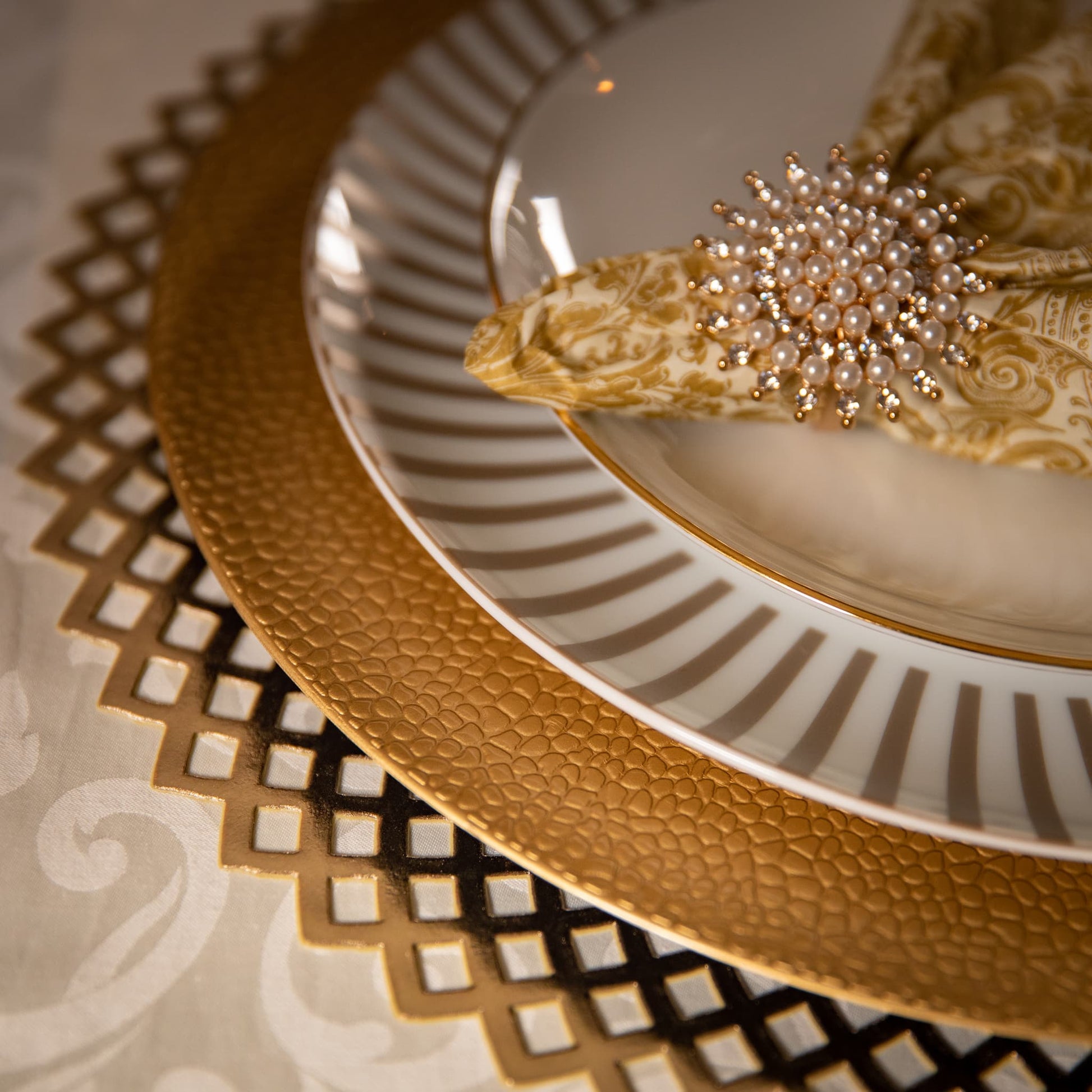 Gold Openwork Placemat - Tableday